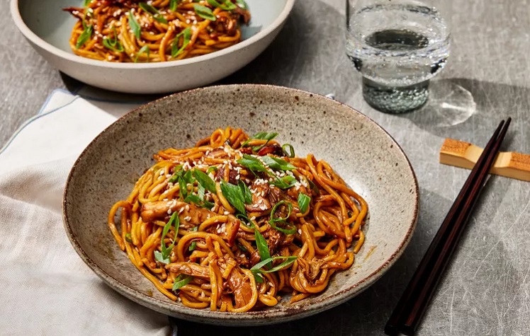 Macarrão com Coxas de Frango no Mel e Alho